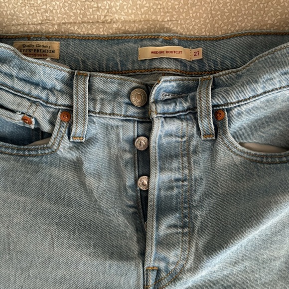 Levi’s wedgie bootcut light wash 27x30 PRICE FIRM - Picture 6 of 11